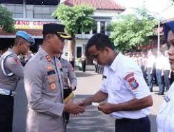 Kapolres Ponorogo Beri Kartu BPJS Ketenagakerjaan untuk 97 PHL