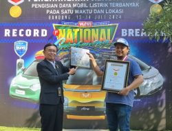 Catatkan Rekor MURI! _Charging_ Mobil Listrik Terbanyak di Satu Lokasi, Kolaborasi PLN-Komunitas WEVI di Bandung