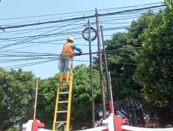 PLN Icon Plus Peran Aktif Melakukan Perapihan Kabel Tiang PLN Kota Kediri untuk menjaga Estetika dan Keandalan Jaringan