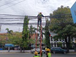 PLN Icon Plus Menata Kabel FO di Tiang PLN Madiun Kota Guna Jaga Estetika Kota dan Keandalan Jaringan