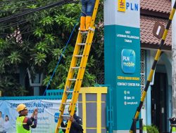 PLN Icon Plus Melakukan Perapihan Kabel di Tiang PLN di depan Kantor PLN ULP Taman – Sidoarjo, Upaya Jaga Estetika dan Keandalan Jaringan