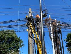 Pembenahan Jaringan Kota Sidoarjo, PLN Icon Plus Lakukan Perapihan dan Penataan Kabel di Tiang PLN