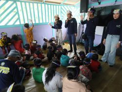 Relawan PLN Berikan Bantuan Pendidikan dan Kesehatan Warga Kampung Pemulung Jurang Mangu Timur