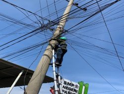 Demi Keindahan Kota, PLN Icon Plus Menata Kabel Di Tiang PLN Kota Pasuruan