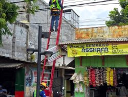 Lakukan Penataan dan Pendataan Kabel Ilegal di Tiang PLN Kediri, PLN Icon Plus Berkomitmen Jaga Keandalan Jaringan