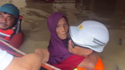 Di Bulan Ramadhan 1446 H, PLN Kontrol Keamanan Kelistrikan, Bantu Evakuasi Warga di Tengah Banjir Bekasi