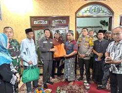Bupati Sidoarjo H.Subandi Takziah ke Keluarga Korban Tragedi Tanah Longsor di Pacet Mojokerto