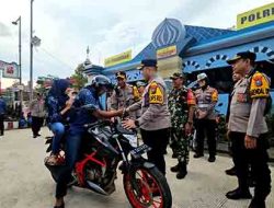 Kapolres Blitar Berbagi Helm Gratis Saat Pantau Arus Balik Lebaran 2025