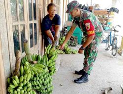 Peduli Warganya, Babinsa Karangjati Berikan Motivasi dan Dorong UMKM Keripik Pisang di Wilayahnya