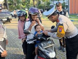Operasi Patuh Semeru 2025, Polres Probolinggo Beri Hadiah Bagi Pengendara yang Tertib Lalu Lintas