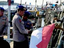 Sambut HUT RI ke 80, Satpolairud Polres Lamongan Berbagi Bendera Merah Putih di Kapal Nelayan