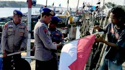 Sambut HUT RI ke 80, Satpolairud Polres Lamongan Berbagi Bendera Merah Putih di Kapal Nelayan
