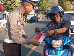 Gelorakan Semangat Nasionalisme, Merah Putih di Jalanan Jember: Polisi Ajak Warga Sambut HUT RI ke – 80