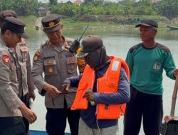 Bantuan Pelampung kepada Operator Perahu Tambangan Bengawan Solo