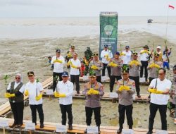 Kapolri dan Menteri LH Tanam Mangrove di Kalbar, Dorong Kepedulian Untuk Lestarikan Lingkungan