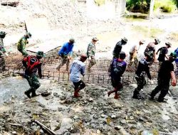 Bersama Warga, Satgas TMMD 125 Bojonegoro Kebut Pengerjaan Rehabilitasi Check Dam