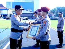 Kapolda Jatim Beri Penghargaan 73 Personel Berprestasi 4 Diantaranya Terima KPLB