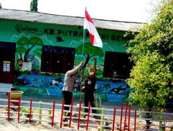 Tingkatkan Rasa Nasionalisme, Polres Ngawi Bagikan dan Pasang Bendera Merah Putih di Rumah-rumah Warga