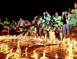 Driver Ojol Gelar Aksi Damai 1000 Lilin di Depan Mapolda Jatim