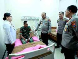 Kapolda Jatim Kunjungi Petugas yang Luka Saat Amankan Unjuk Rasa di Grahadi