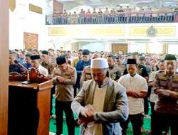 Polda Jatim Gelar Sholat Ghoib untuk Almarhum Driver Ojol Affan Kurniawan