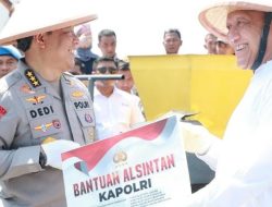 Irwasum Polri Komjen Dedi Prasetyo Serahkan Bantuan Pertanian dan Bansos di Jombang