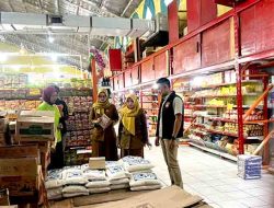 Satgas Pangan Polres Ngawi Lakukan Pengawasan Bapokting di Supermarket