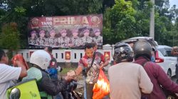 Usai Latihan Menembak, GANAS Bagikan 500 Takjil kepada Pengendara di Depan Markas Kodikmar Surabaya