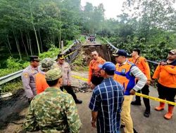 Polres Probolinggo Beri Bantuan Pipa Air Bersih Pascalongsor di Lumbang
