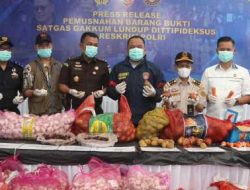 Bareskrim Polri Musnahkan Ribuan Kilogram Bawang Impor Ilegal dari Jalur Tikus Perbatasan Malaysia