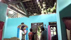 Respons Cepat Polres Ngawi, Rumah Warga di Desa Tulakan Segera Dievakuasi Usai Tertimpa Pohon