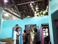 Respons Cepat Polres Ngawi, Rumah Warga di Desa Tulakan Segera Dievakuasi Usai Tertimpa Pohon
