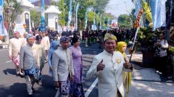 Kirab Pataka HJL 457 Pecah! Pak Yes Ajak Warga Jaga Spirit Pendiri Lamongan