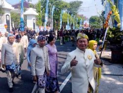 Kirab Pataka HJL 457 Pecah! Pak Yes Ajak Warga Jaga Spirit Pendiri Lamongan