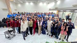 Siaran Pers IJTI  Ratusan mahasiswa dari berbagai perguruan tinggi di Jabodetabek, Kamis (4/6) menghadiri Konferensi Jurnalis Kampus Indonesis 2026, yang berlangsung di Hall Dewan Pers, Jakarta. Konferensi yang diperuntukan bagi Lembaga Pers Mahasiswa dan mahasiswa Ilmu Komunikasi ini, merupakan yang pertama kali diadakan di Jakarta. Ikatan Jurnalis Televisi Indonesia (IJTI) menginisiasi kegiatan konferensi, di tengah disrupsi teknologi dan tekanan ekonomi global maupun domestik yang berimbas pada keberlanjutan bisnis media.  Ketua Umum IJTI, Herik Kurniawan, dalam sambutannya mengatakan, kehadiran jurnalisme yang berkualitas menjadi semakin dibutuhkan, ditengah gempuran social media terus menghantam masyarakat. “Muncul harapan dari ruang-ruang akademik. Jurnalis kampus menjadi motor penggerak sekaligus pilar masa depan yang akan meneruskan keberlanjutan jurnalis profesional, independen, dan berintegritas,” kata Herik Kurniawan, Ketua Umum Ikatan Jurnalis Televisi Indonesia. Menurutnya, kegiatan konferensi menjadi wujud komitmen IJTI mendampingi, membina, dan memperkuat ekosistem pers mahasiswa, “Konferensi menjadi wadah strategis bagi para jurnalis muda untuk bertukar gagasan, meningkatkan kompetensi, dan merumuskan arah masa depan jurnalisme di tanah air,” katanya menambahkan.  Disela konferensi, IJTI menggandeng kerjasama dengan Kementerian Ketenagakerjaan (Kemnaker) untuk meningkatkan kapasitas sumber daya manusia dalam menghadapi transformasi digital dan perkembangan teknologi kecerdasan buatan atau Artificial Intelligence (AI). Kolaborasi ini juga diarahkan untuk memperkuat publikasi dan edukasi ketenagakerjaan kepada masyarakat. “Fokus utama kerja sama ini adalah menyiapkan generasi muda, khususnya jurnalis kampus, agar memiliki kompetensi yang relevan dengan perkembangan teknologi, termasuk pemanfaatan AI,” kata Cris Kuntadi, Sekretaris Jenderal Kemnaker.  Komitmen kerjasama tersebut ditandai dengan penandatanganan Nota Kesepahaman antara Sekretaris Jenderal Kemnaker, Cris Kuntadi, dan Ketua Umum IJTI, Herik Kurniawan.  Kesepahaman yang berlaku selama tiga tahun ini mencakup pengembangan kapasitas sumber daya manusia, penguatan kolaborasi dalam literasi ketenagakerjaan, serta pemanfaatan sarana dan prasarana. Sekjen Kemnaker mengatakan, bagi Kemnaker, media massa memiliki peran strategis dalam menyebarluaskan informasi ketenagakerjaan yang akurat, edukatif, dan mudah dipahami masyarakat. “Kami di Kemnaker melihat bahwa disrupsi digital adalah keniscayaan yang harus dihadapi dengan kesiapan kompetensi. Kolaborasi dengan IJTI ini sangat strategis untuk melakukan upskilling dan reskilling secara berkelanjutan,” katanya.  Konferensi Jurnalis Kampus Indonesia 2026, mengeluarkan beberapa rekomendasi diantaranya, menolak segala bentuk intervensi, intimidasi, maupun sensor dari rektorat, dekanat, maupun pihak luar yang mencederai independensi dan kemerdekaan pers mahasiswa.  Selain itu konferensi juga menuntut Dewan Pers untuk melindungi pers kampus, dan membangun solidaritas antar lembaga pers mahasiswa untuk saling melindungi, mendampingi, dan membela serta menjaga segala bentuk tindak kriminalisasi terhadap produk jurnalistik.  Pengurus Pusat Ikatan Jurnalis Televisi Indonesia (IJTI)  Herik Kurniawan / Ketua Umum Usmar Almarwan / Sekjen