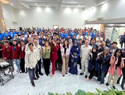 Siaran Pers IJTI  Ratusan mahasiswa dari berbagai perguruan tinggi di Jabodetabek, Kamis (4/6) menghadiri Konferensi Jurnalis Kampus Indonesis 2026, yang berlangsung di Hall Dewan Pers, Jakarta. Konferensi yang diperuntukan bagi Lembaga Pers Mahasiswa dan mahasiswa Ilmu Komunikasi ini, merupakan yang pertama kali diadakan di Jakarta. Ikatan Jurnalis Televisi Indonesia (IJTI) menginisiasi kegiatan konferensi, di tengah disrupsi teknologi dan tekanan ekonomi global maupun domestik yang berimbas pada keberlanjutan bisnis media.  Ketua Umum IJTI, Herik Kurniawan, dalam sambutannya mengatakan, kehadiran jurnalisme yang berkualitas menjadi semakin dibutuhkan, ditengah gempuran social media terus menghantam masyarakat. “Muncul harapan dari ruang-ruang akademik. Jurnalis kampus menjadi motor penggerak sekaligus pilar masa depan yang akan meneruskan keberlanjutan jurnalis profesional, independen, dan berintegritas,” kata Herik Kurniawan, Ketua Umum Ikatan Jurnalis Televisi Indonesia. Menurutnya, kegiatan konferensi menjadi wujud komitmen IJTI mendampingi, membina, dan memperkuat ekosistem pers mahasiswa, “Konferensi menjadi wadah strategis bagi para jurnalis muda untuk bertukar gagasan, meningkatkan kompetensi, dan merumuskan arah masa depan jurnalisme di tanah air,” katanya menambahkan.  Disela konferensi, IJTI menggandeng kerjasama dengan Kementerian Ketenagakerjaan (Kemnaker) untuk meningkatkan kapasitas sumber daya manusia dalam menghadapi transformasi digital dan perkembangan teknologi kecerdasan buatan atau Artificial Intelligence (AI). Kolaborasi ini juga diarahkan untuk memperkuat publikasi dan edukasi ketenagakerjaan kepada masyarakat. “Fokus utama kerja sama ini adalah menyiapkan generasi muda, khususnya jurnalis kampus, agar memiliki kompetensi yang relevan dengan perkembangan teknologi, termasuk pemanfaatan AI,” kata Cris Kuntadi, Sekretaris Jenderal Kemnaker.  Komitmen kerjasama tersebut ditandai dengan penandatanganan Nota Kesepahaman antara Sekretaris Jenderal Kemnaker, Cris Kuntadi, dan Ketua Umum IJTI, Herik Kurniawan.  Kesepahaman yang berlaku selama tiga tahun ini mencakup pengembangan kapasitas sumber daya manusia, penguatan kolaborasi dalam literasi ketenagakerjaan, serta pemanfaatan sarana dan prasarana. Sekjen Kemnaker mengatakan, bagi Kemnaker, media massa memiliki peran strategis dalam menyebarluaskan informasi ketenagakerjaan yang akurat, edukatif, dan mudah dipahami masyarakat. “Kami di Kemnaker melihat bahwa disrupsi digital adalah keniscayaan yang harus dihadapi dengan kesiapan kompetensi. Kolaborasi dengan IJTI ini sangat strategis untuk melakukan upskilling dan reskilling secara berkelanjutan,” katanya.  Konferensi Jurnalis Kampus Indonesia 2026, mengeluarkan beberapa rekomendasi diantaranya, menolak segala bentuk intervensi, intimidasi, maupun sensor dari rektorat, dekanat, maupun pihak luar yang mencederai independensi dan kemerdekaan pers mahasiswa.  Selain itu konferensi juga menuntut Dewan Pers untuk melindungi pers kampus, dan membangun solidaritas antar lembaga pers mahasiswa untuk saling melindungi, mendampingi, dan membela serta menjaga segala bentuk tindak kriminalisasi terhadap produk jurnalistik.  Pengurus Pusat Ikatan Jurnalis Televisi Indonesia (IJTI)  Herik Kurniawan / Ketua Umum Usmar Almarwan / Sekjen