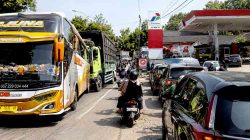 Antrean BBM di SPBU Plumpang Tuban Meluber ke Jalan Raya, Kemacetan Panjang Tak Terhindarkan