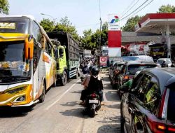 Antrean BBM di SPBU Plumpang Tuban Meluber ke Jalan Raya, Kemacetan Panjang Tak Terhindarkan