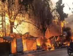 Petugas Sempat Tersengat Listrik saat Padamkan Kebakaran Kios Jembatan Babat-Widang