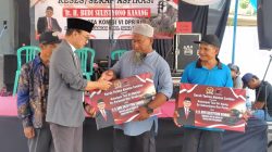 Kanang Serahkan Tiga Unit Combine Harvester untuk Poktan di Ngawi