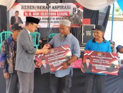 Kanang Serahkan Tiga Unit Combine Harvester untuk Poktan di Ngawi