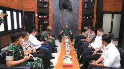 Perkuat Kamtibmas Kediri, Kapolres Kediri Kota Kunjungi Mako Yonif 521/DY
