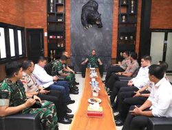 Perkuat Kamtibmas Kediri, Kapolres Kediri Kota Kunjungi Mako Yonif 521/DY