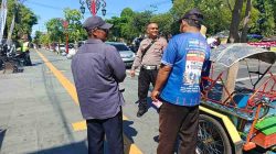 Polres Ngawi Sosialisasikan Tertib Berlalu Lintas, Berikan Sarana Kontak kepada Tukang Becak