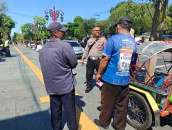 Polres Ngawi Sosialisasikan Tertib Berlalu Lintas, Berikan Sarana Kontak kepada Tukang Becak