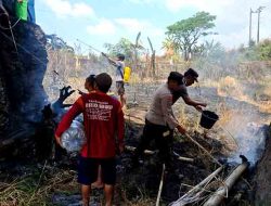 Respon Cepat Polisi Ngawi Bersama Warga Selamatkan Area Bawah Jembatan Gerih dari Amukan Api