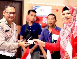 Satlantas Polres Gresik Hadiahkan “SIM Gratis” untuk 17 Warga yang Lahir 17 Agustus