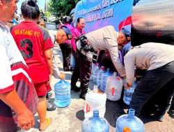 Brimob Polda Jatim Salurkan 37.000 Liter Air Bersih untuk Warga Terdampak Kemarau