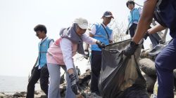 Srikandi PLN Icon Plus Jatim Bersama Warga Jaga Lingkungan Pesisir Kampung Nelayan Kalibuntu