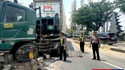 Tanggap Laporan Warga, Polisi Urai Kemacetan Akibat Laka Tunggal di Plosowahyu Lamongan
